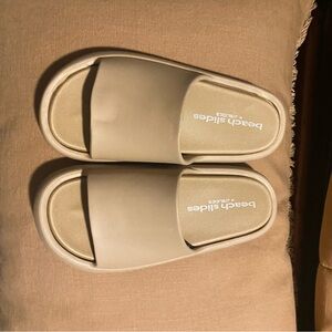 Beach Slides Sandals in Cream